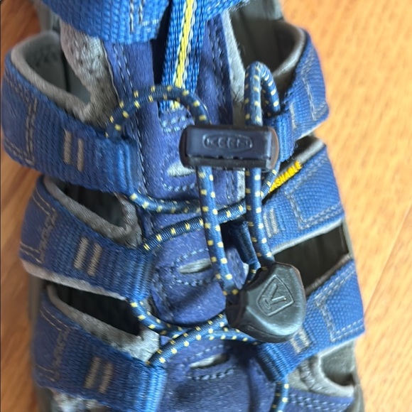 KEEN youth size 6 Outdoor Sandals grey waterproof washable durable like new - Picture 6 of 13